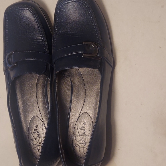 New Womens Life Stride Soft System Navy Blue Small Short Wide Heel Shoes 8.5M - Picture 3 of 8